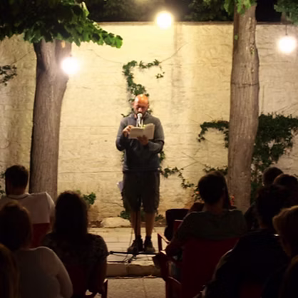 IL POETA CHE PRENDE A PUGNI IL DESTINO CON LE PAROLE